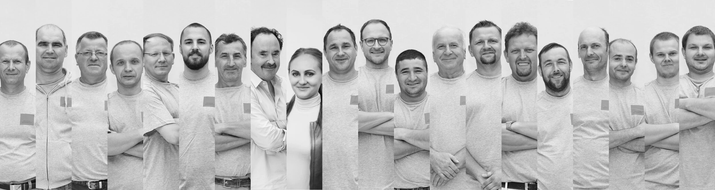 Schwarzweiß-Porträt einer Mitarbeitergruppe im Arbeitsshirt, Teamfoto